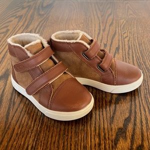 UGG Rennon High Top Sneaker size 9 toddler